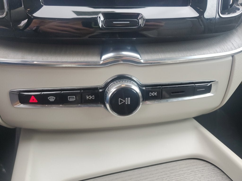 Used 2023 Volvo XC60 B5 Plus FWD image 29