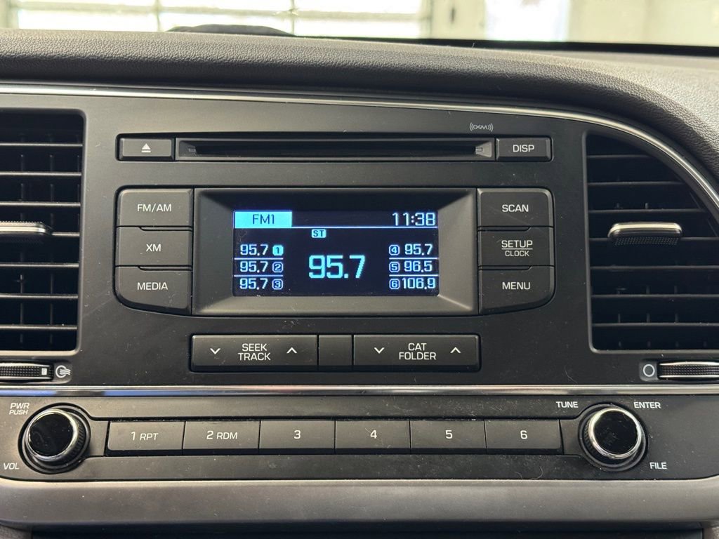 Used 2017 Hyundai Elantra SE image 32