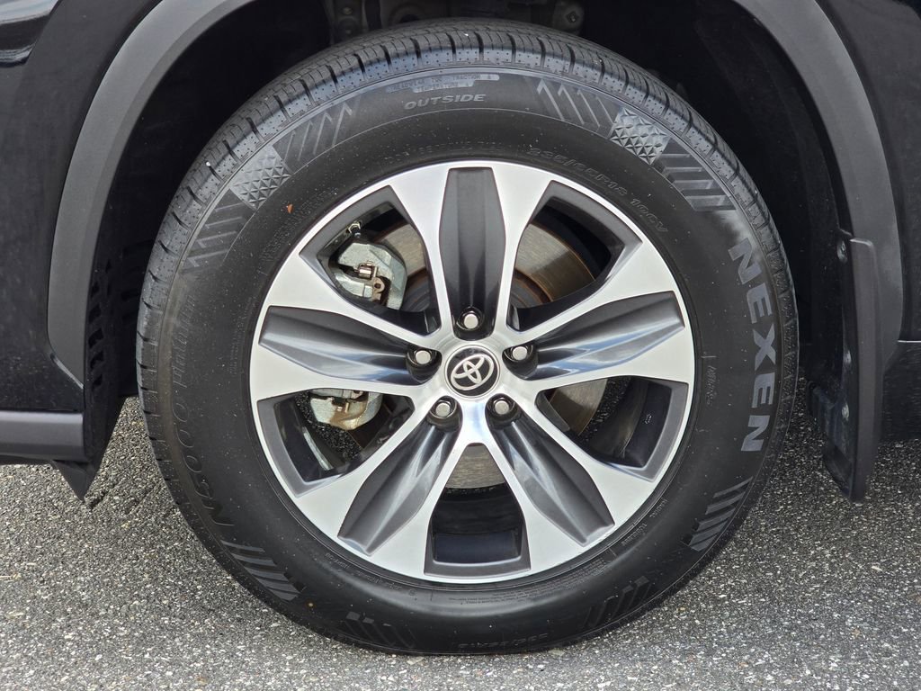 Used 2021 Toyota Highlander XLE image 24