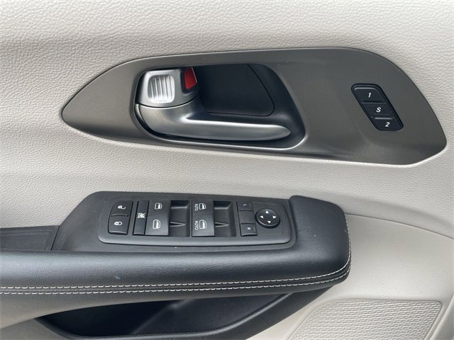 Used 2021 Chrysler Pacifica Touring-L w/ Premium & Safety Sphere Group image 23