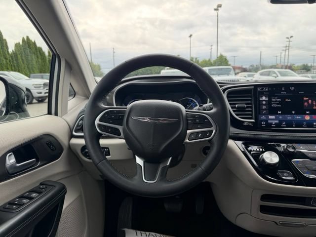 Used 2024 Chrysler Pacifica Limited FWD image 19