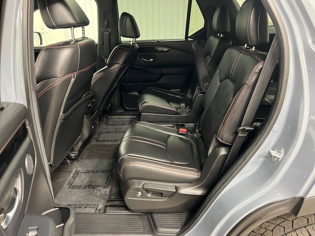 Used 2025 Honda Pilot TrailSport image 13