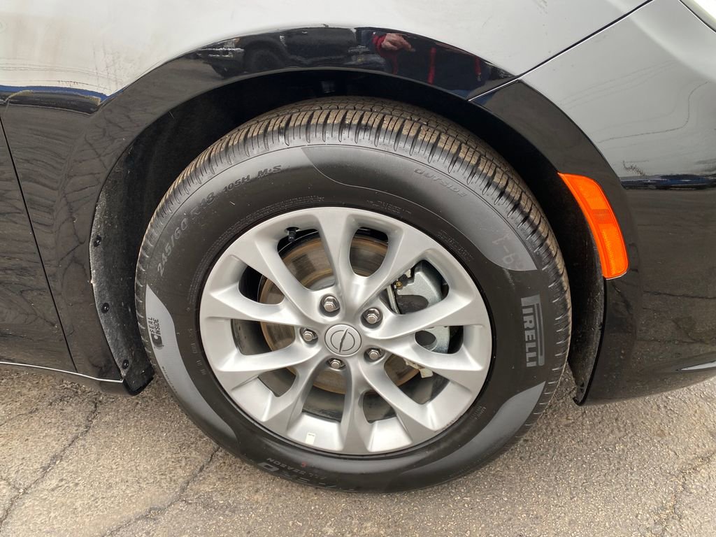 Used 2026 Chrysler Pacifica Limited image 32