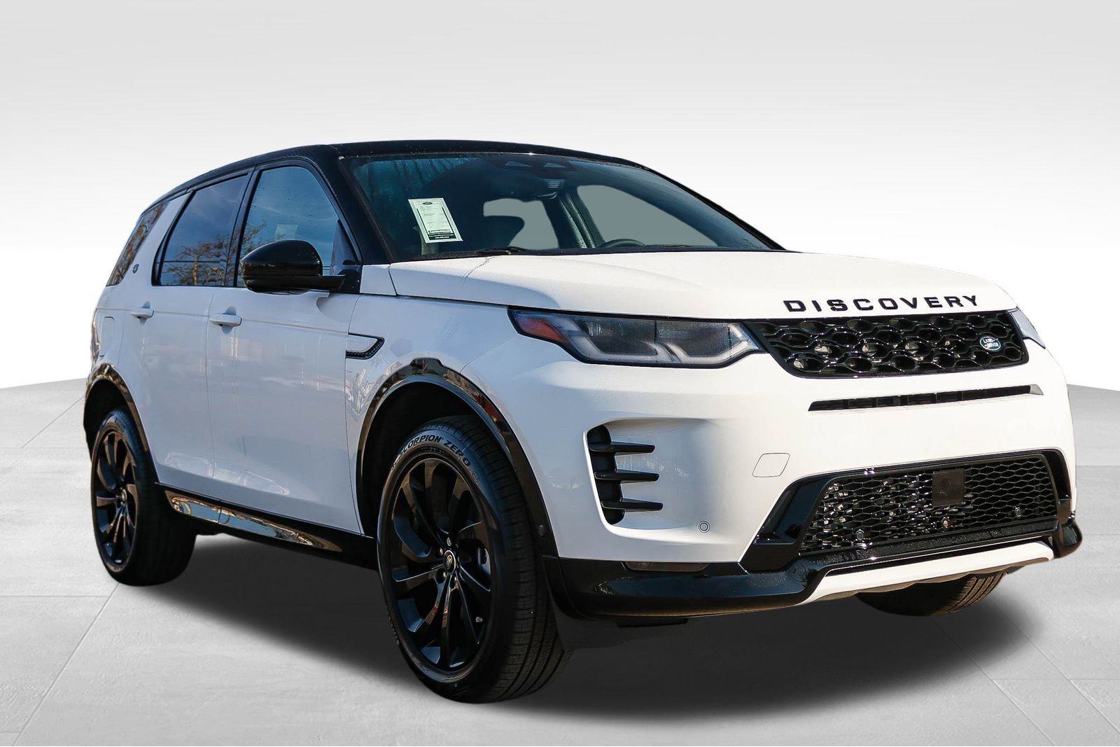 New 2025 Land Rover Discovery Sport Dynamic SE image 3