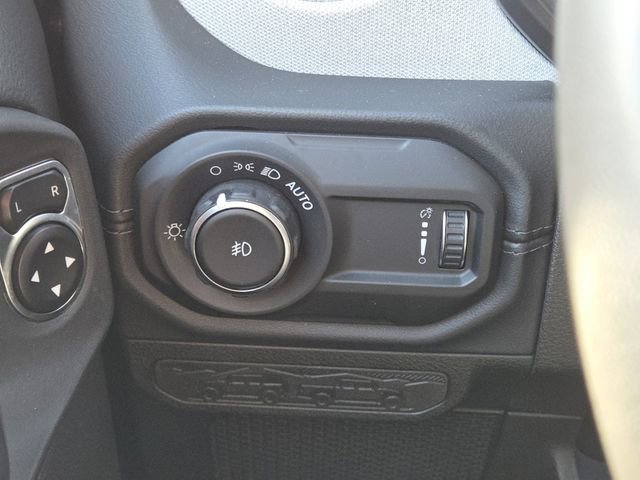 Used 2024 Jeep Wrangler Sahara image 32