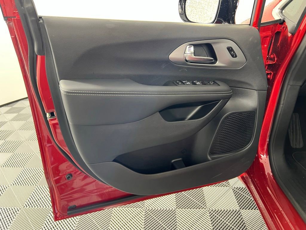 New 2026 Chrysler Pacifica Select image 9