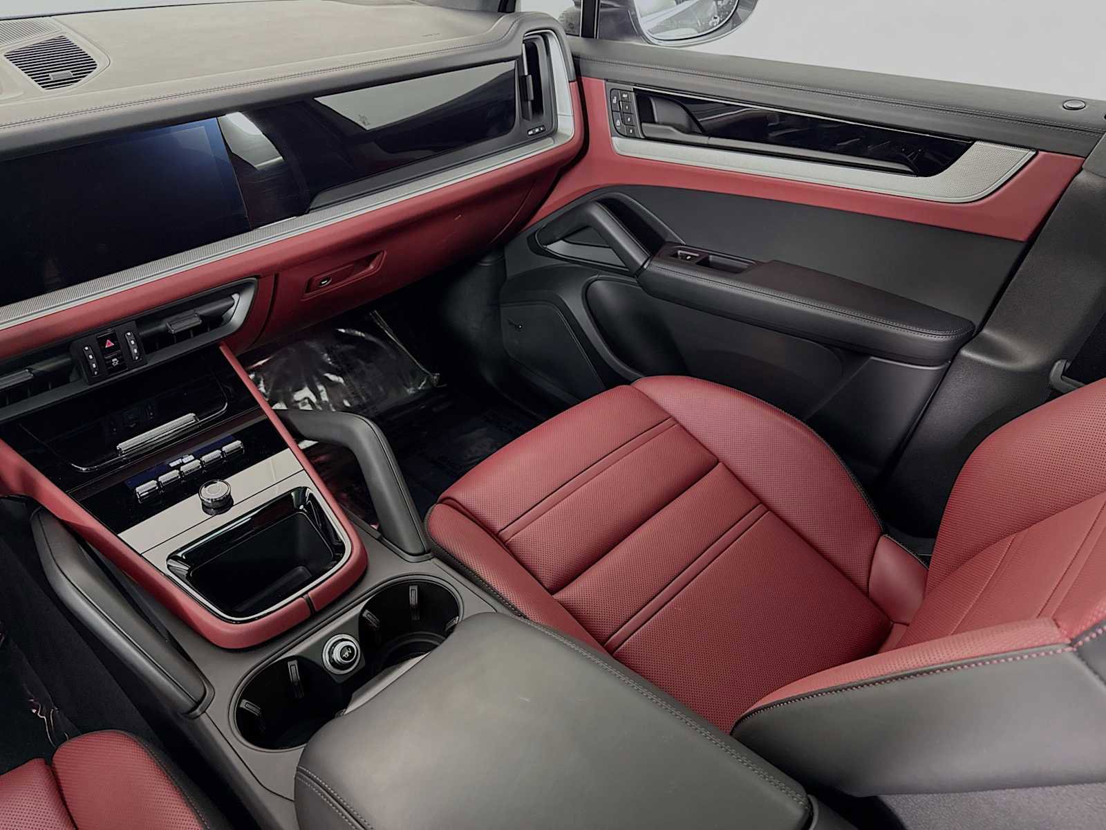 Certified 2025 Porsche Cayenne image 25