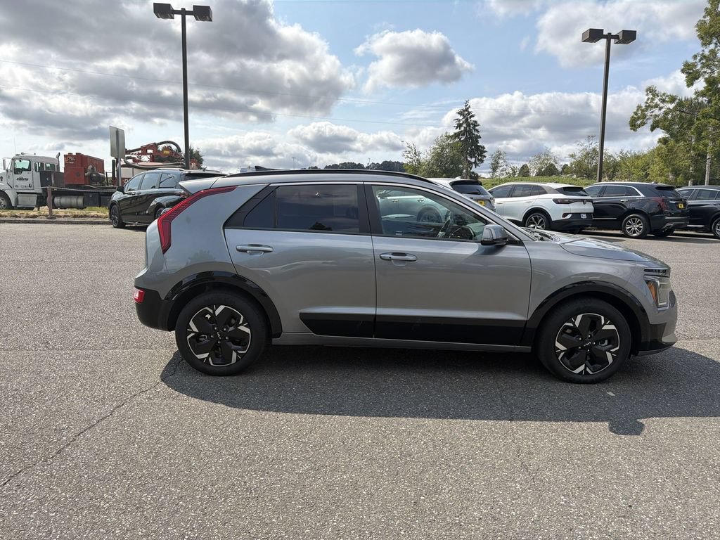 Used 2024 Kia Niro Wind w/ Wind Preserve Package FWD image 2