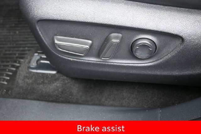 Used 2024 Toyota Highlander XLE AWD/4WD image 12
