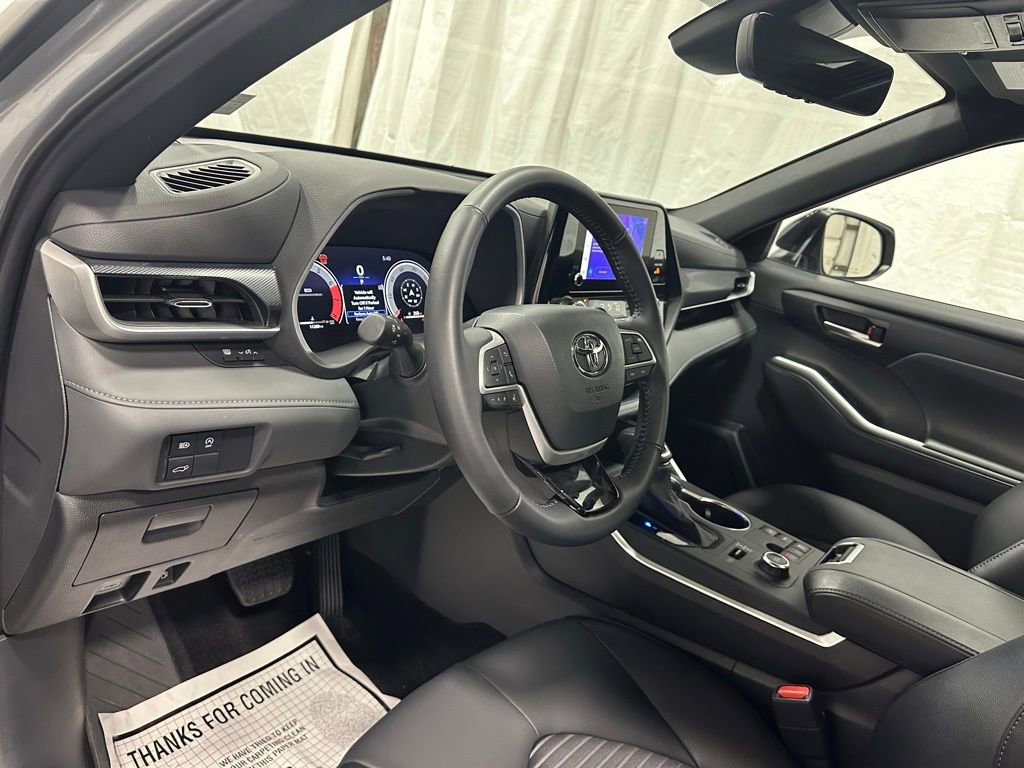 Used 2025 Toyota Highlander XSE image 14