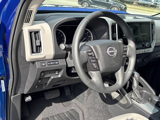 Used 2025 Nissan Frontier SV w/ SV Convenience Package RWD image 16