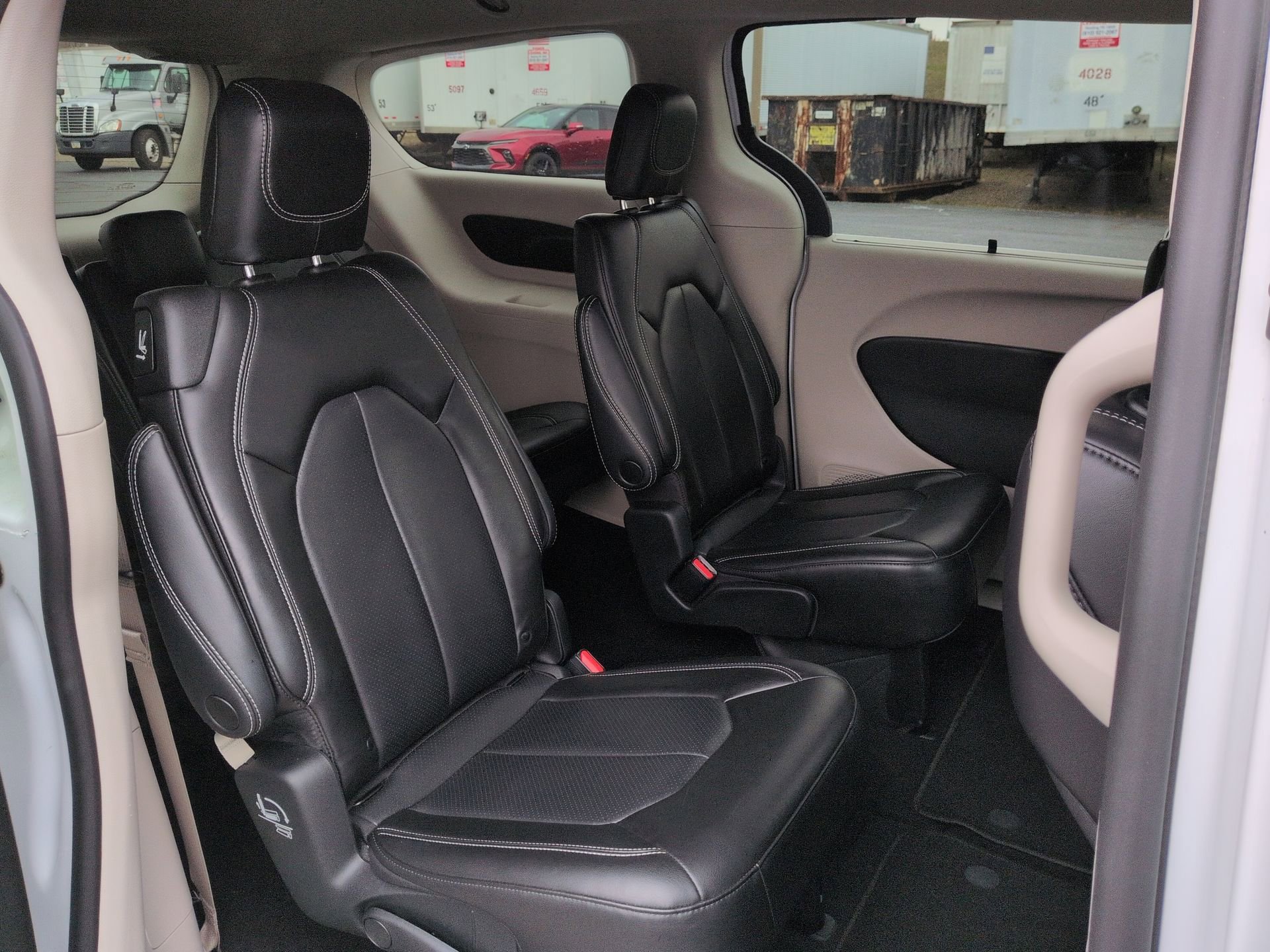 Used 2023 Chrysler Pacifica Touring-L image 26