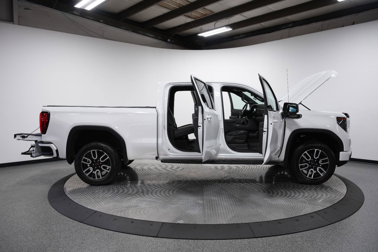Used 2025 GMC Sierra 1500 AT4 w/ AT4 Premium Package AWD/4WD image 11