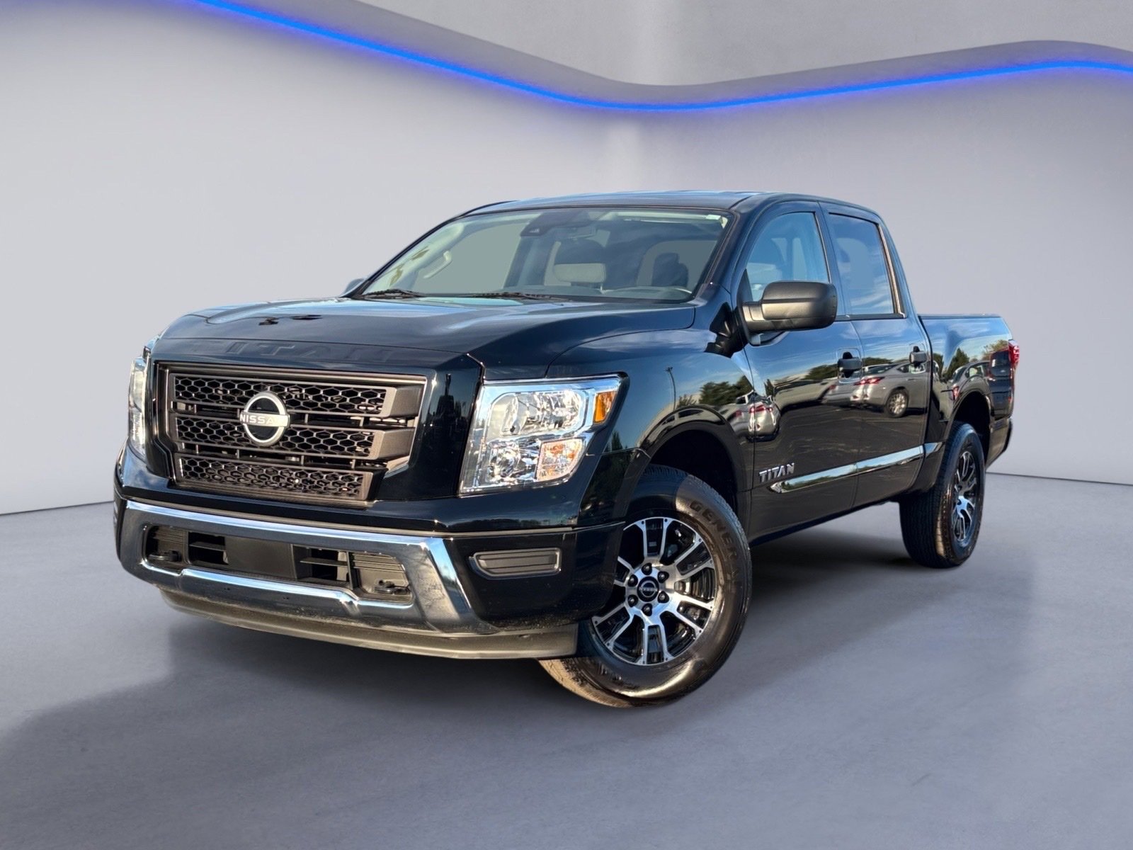 Used 2024 Nissan Titan SV image 2