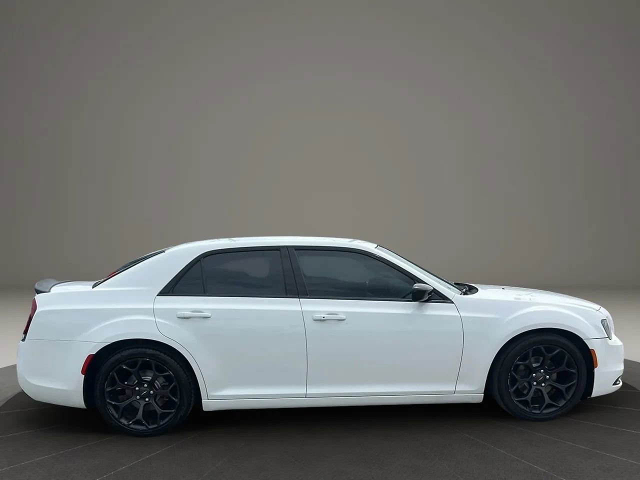 Used 2019 Chrysler 300 Touring w/ Sport Appearance Package RWD image 6