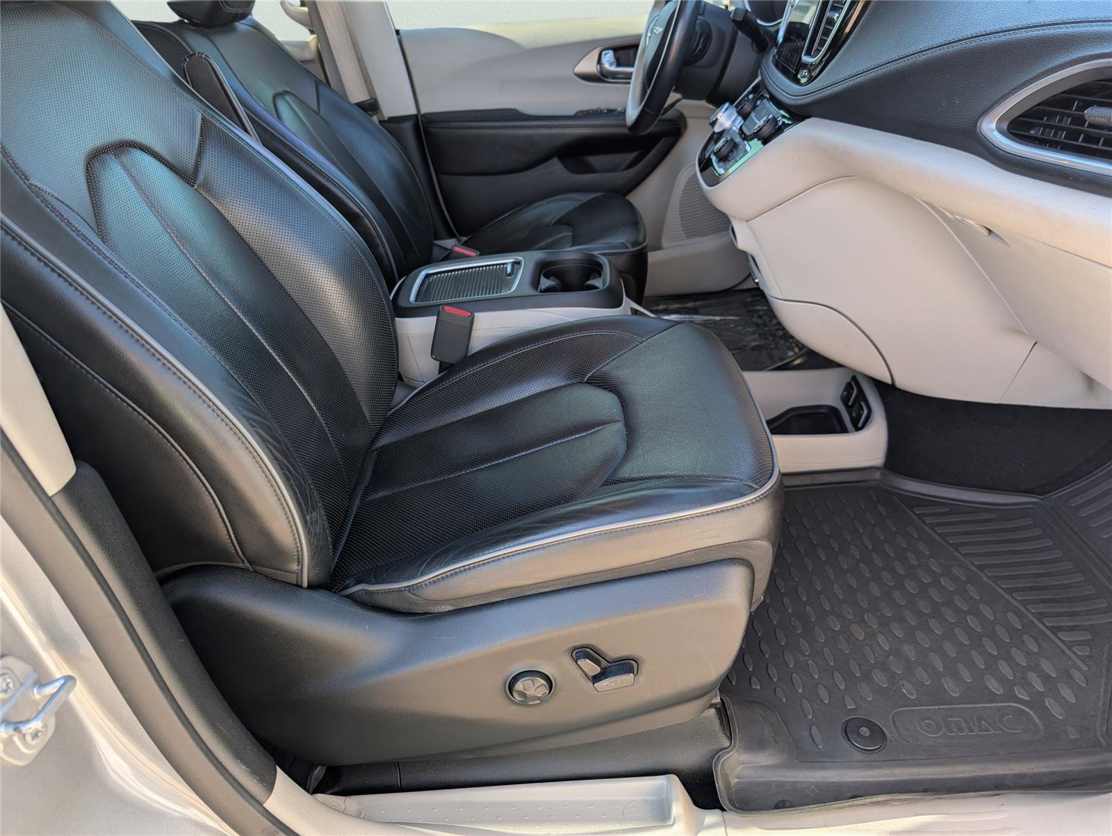 Used 2018 Chrysler Pacifica Limited image 39