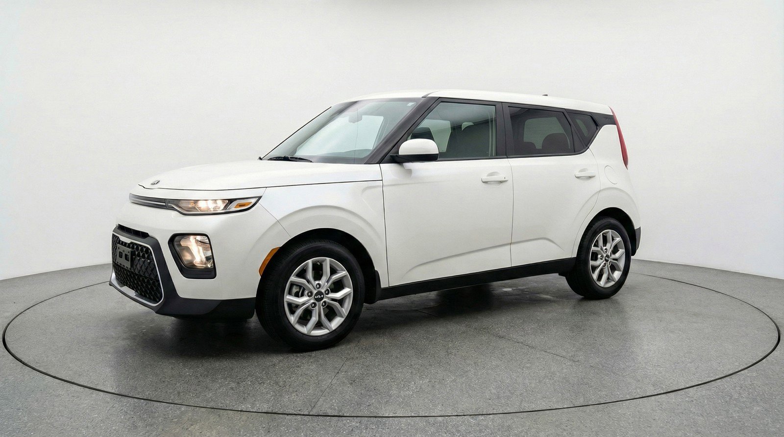 Used 2025 Kia Soul LX w/ LX Technology Package image 2