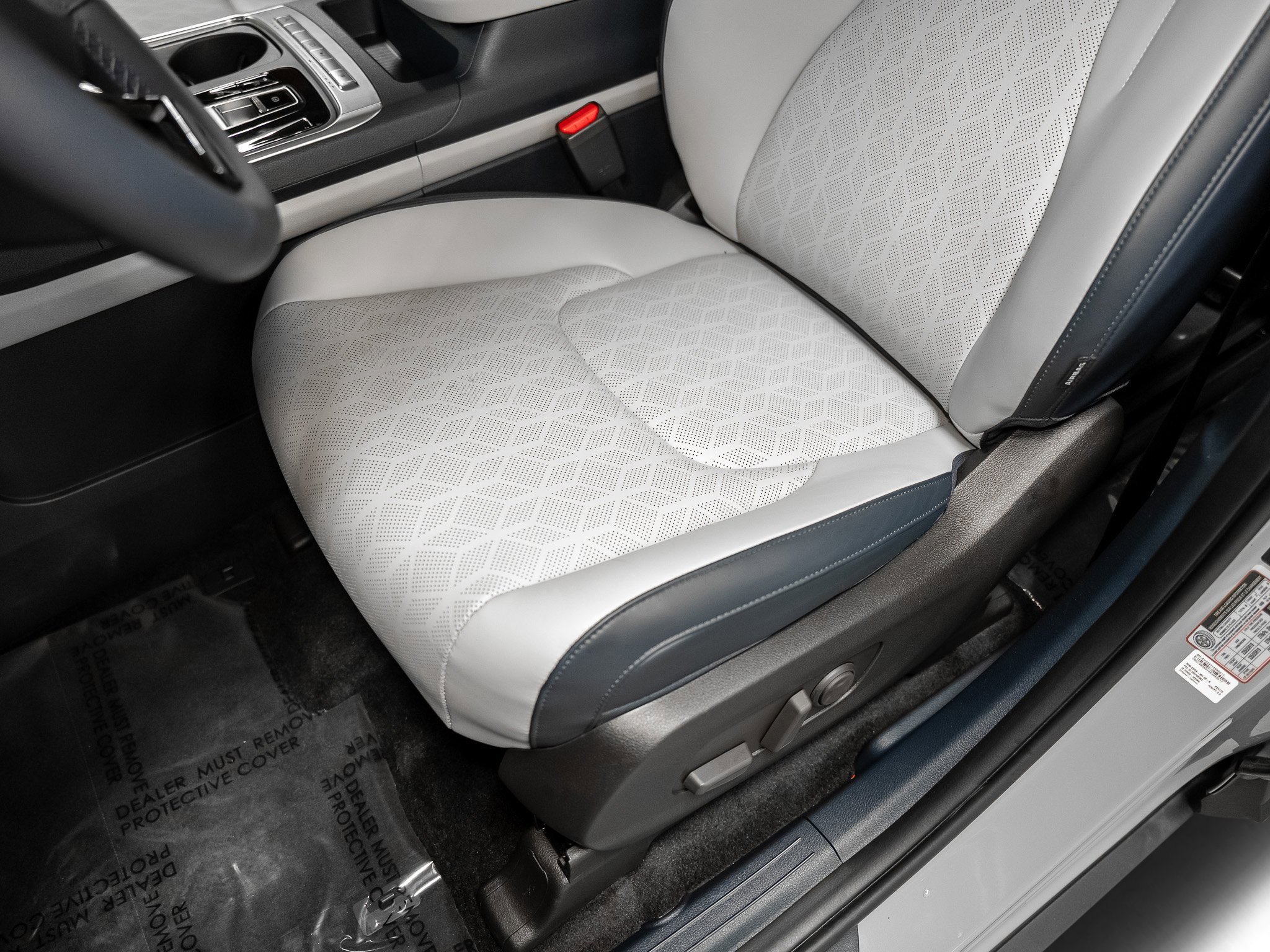 Used 2025 Kia Carnival EX image 32