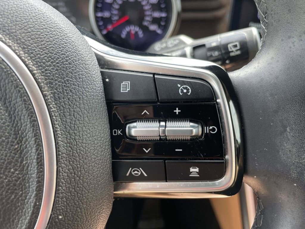 Used 2024 Kia Carnival EX FWD image 27