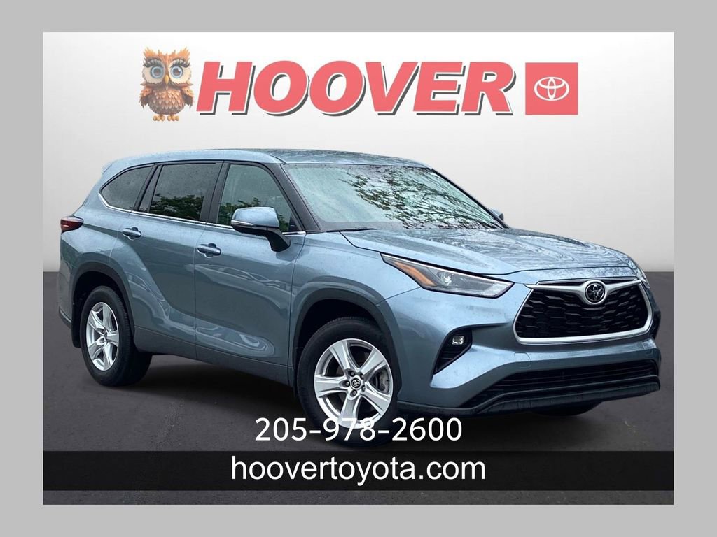 Used 2024 Toyota Highlander LE FWD image 1
