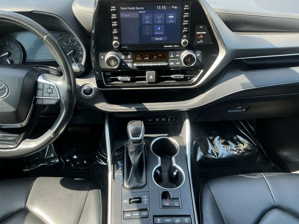 Used 2020 Toyota Highlander XLE AWD/4WD image 12