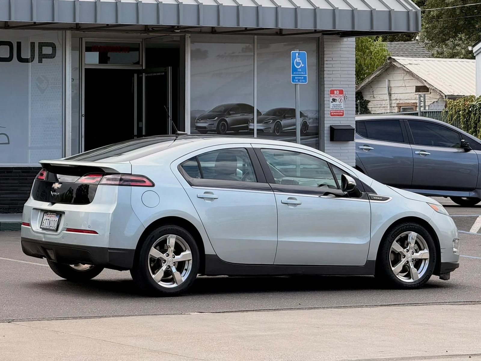 Used 2011 Chevrolet Volt Premium w/ Premium Trim Package FWD image 8