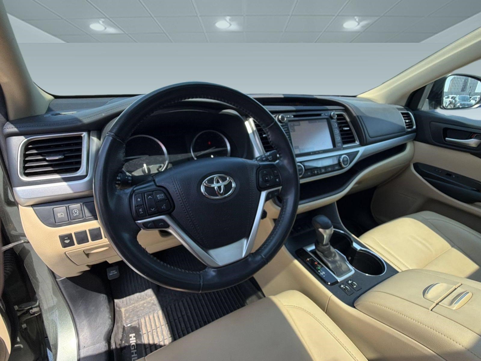 Used 2019 Toyota Highlander XLE FWD image 4