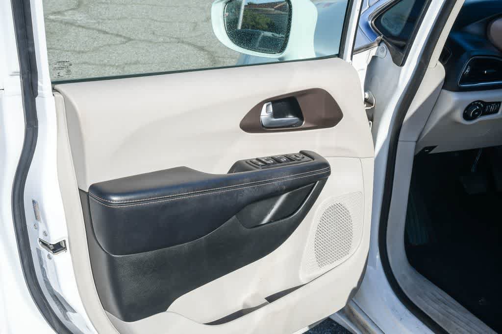 Used 2018 Chrysler Pacifica Touring-L Plus FWD image 29