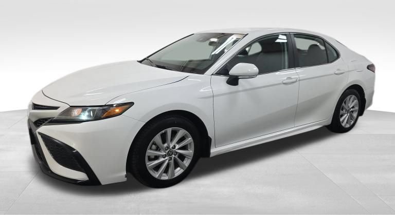 Used 2024 Toyota Camry SE FWD image 2