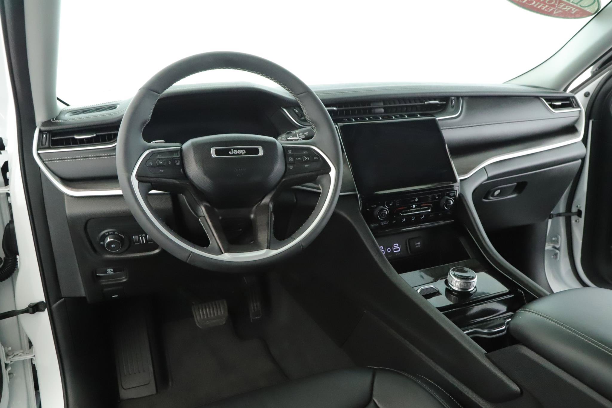 Used 2023 Jeep Grand Cherokee Limited image 2