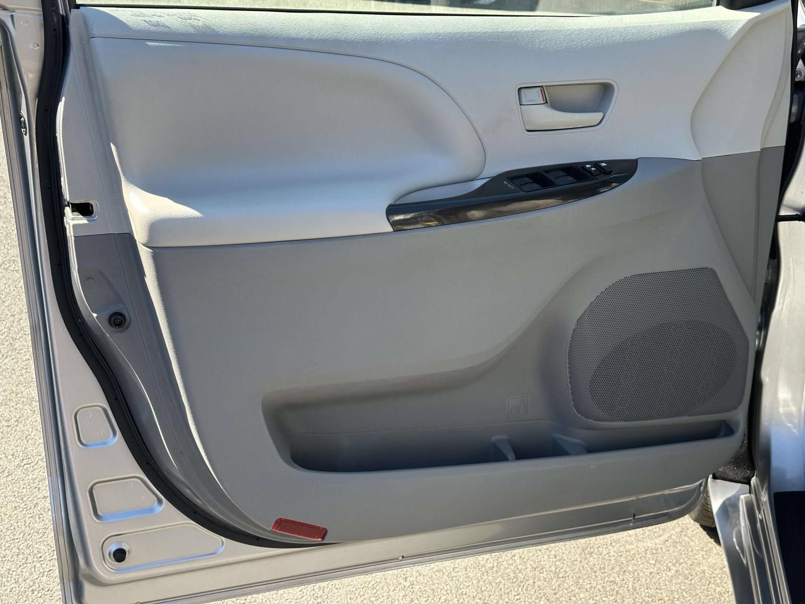 Used 2013 Toyota Sienna LE w/ Towing Pkg FWD image 21