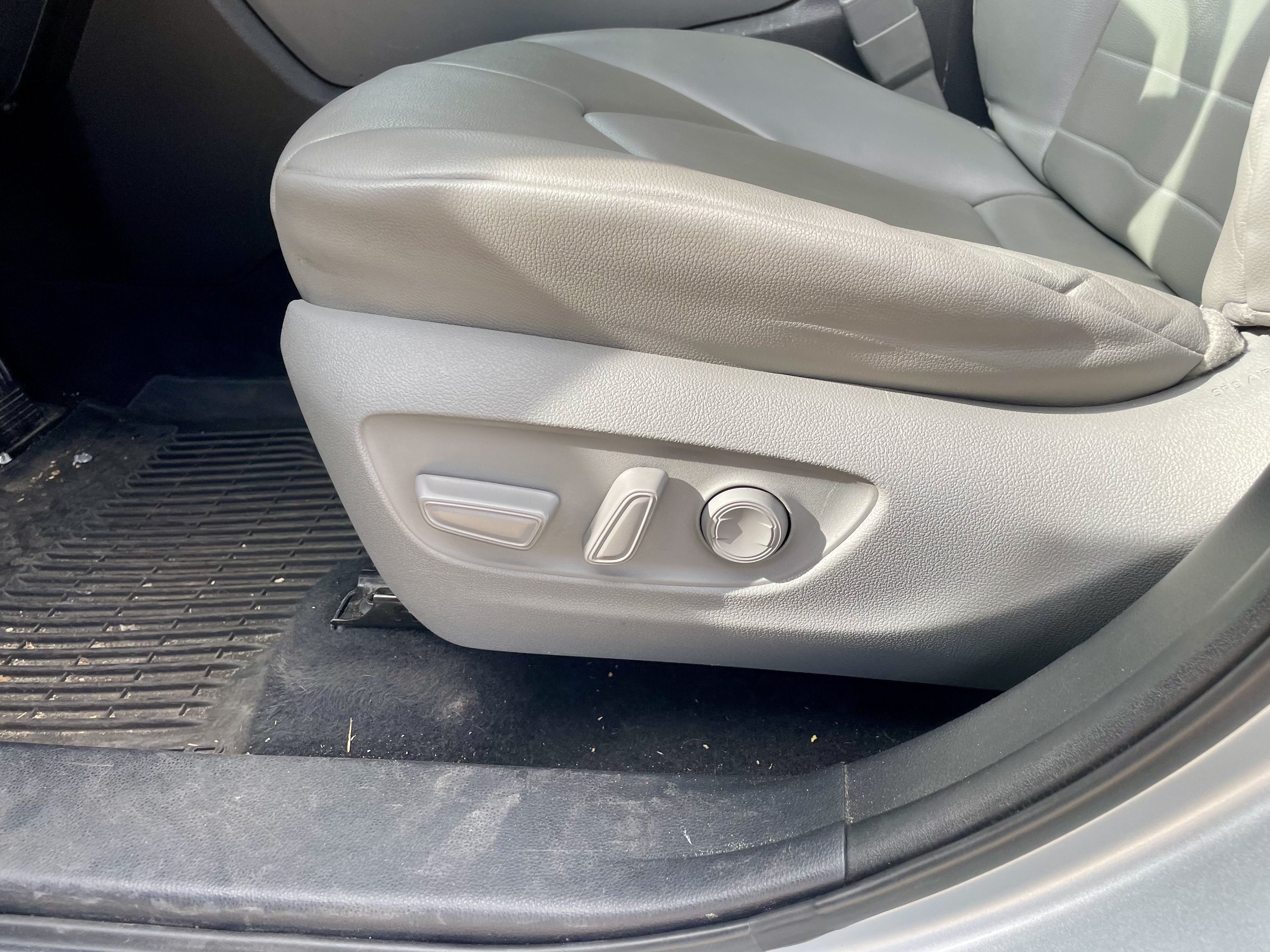 Used 2021 Toyota Highlander XLE AWD/4WD image 14