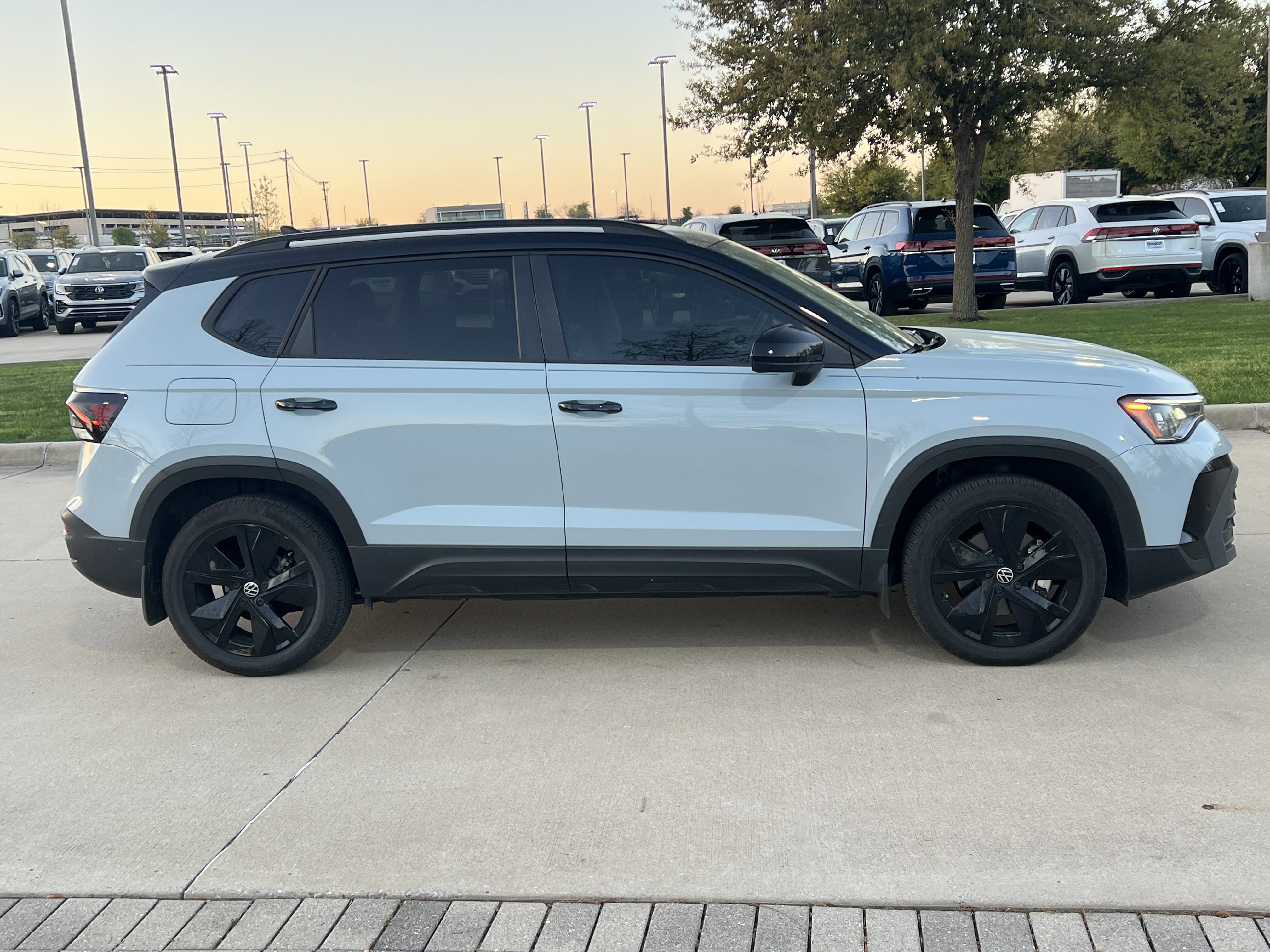 Used 2025 Volkswagen Taos SE image 11