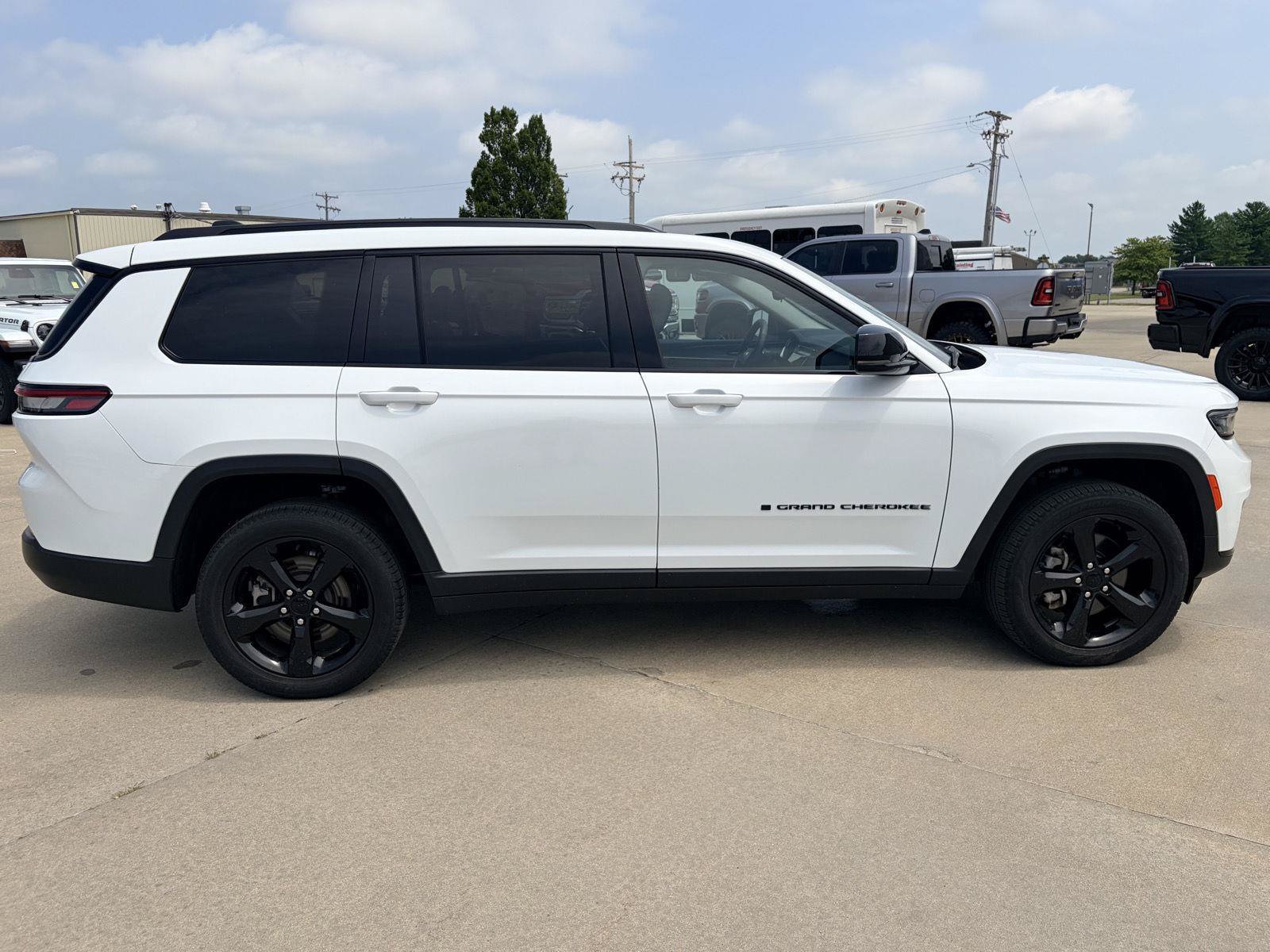 Used 2023 Jeep Grand Cherokee L Limited w/ Black Appearance Package AWD/4WD image 45