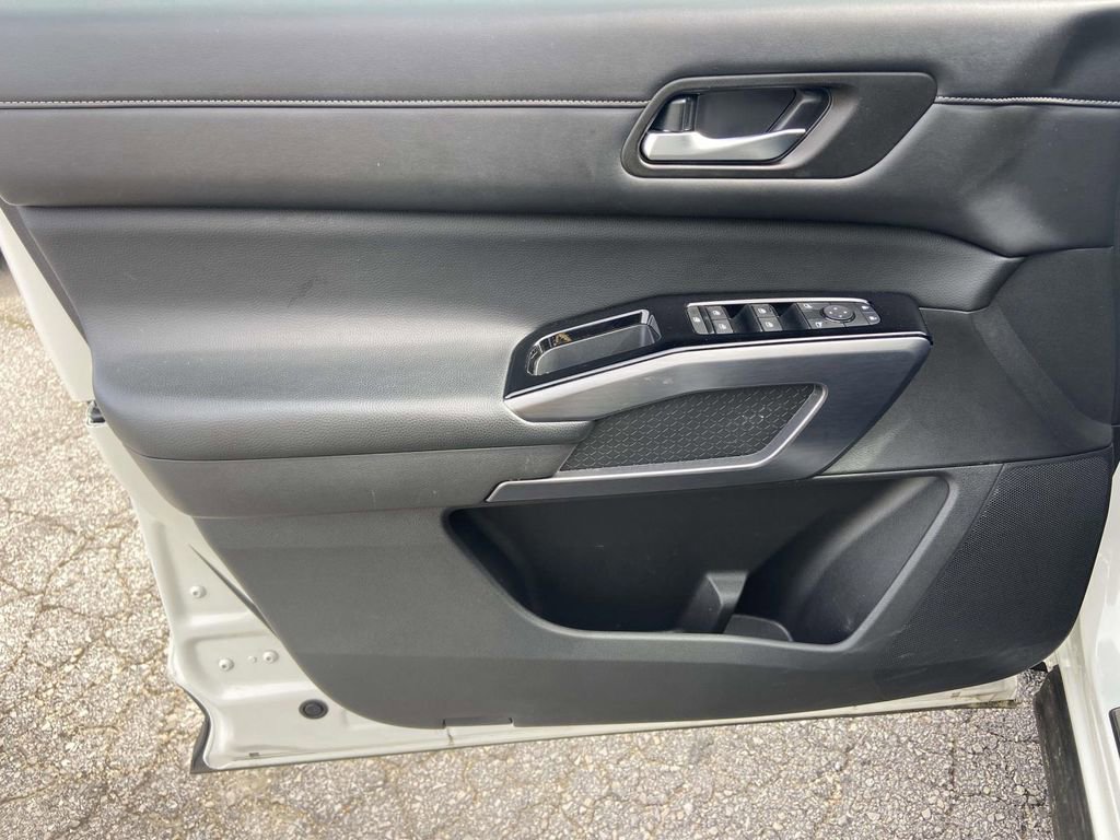 Used 2023 Nissan Pathfinder SL w/ Lighting Package (N92) image 11