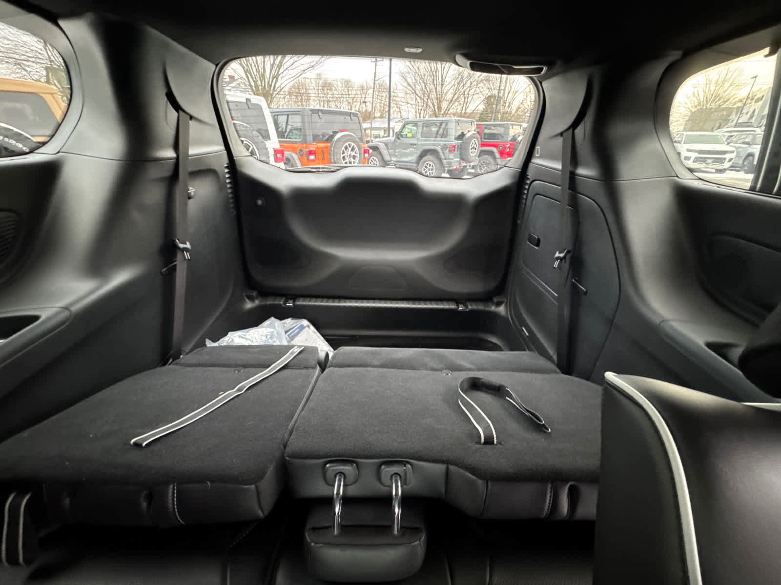 Used 2023 Chrysler Pacifica Limited w/ Uconnect Theater Family Group image 37