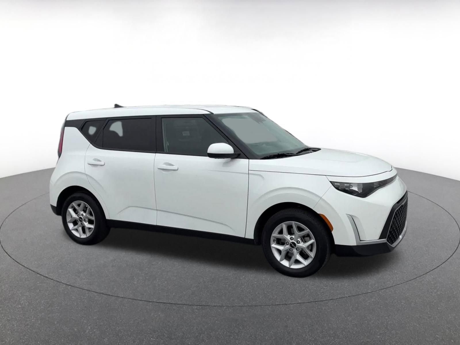 Used 2025 Kia Soul LX w/ LX Technology Package image 2