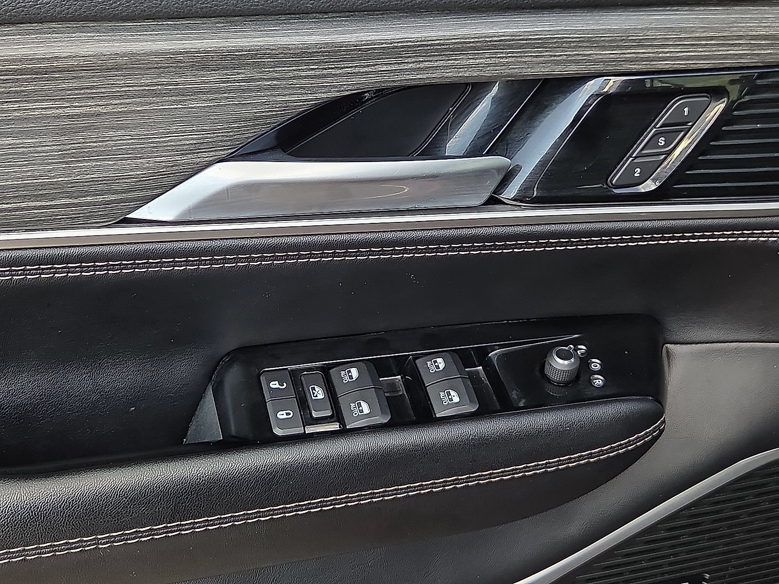 Used 2024 Jeep Wagoneer Series III AWD/4WD image 14