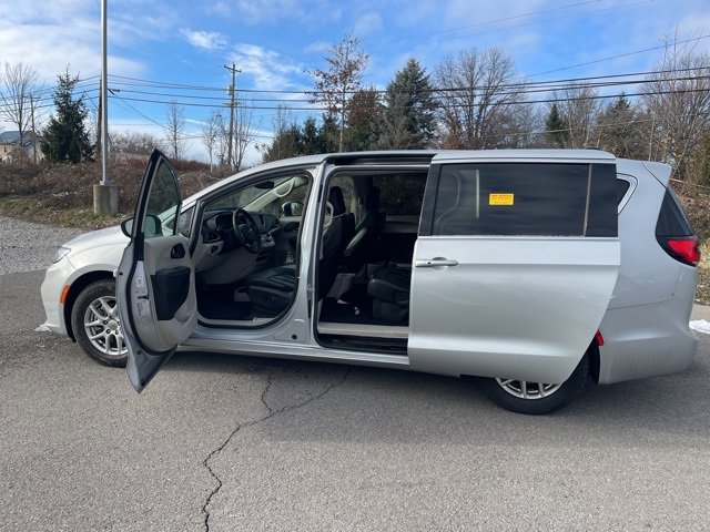 Used 2023 Chrysler Pacifica Touring-L image 15