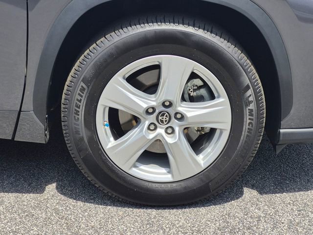 Used 2024 Toyota Highlander LE FWD image 9