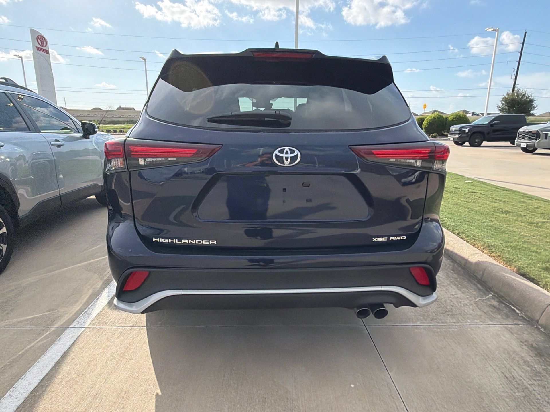 Used 2025 Toyota Highlander XSE AWD/4WD image 4
