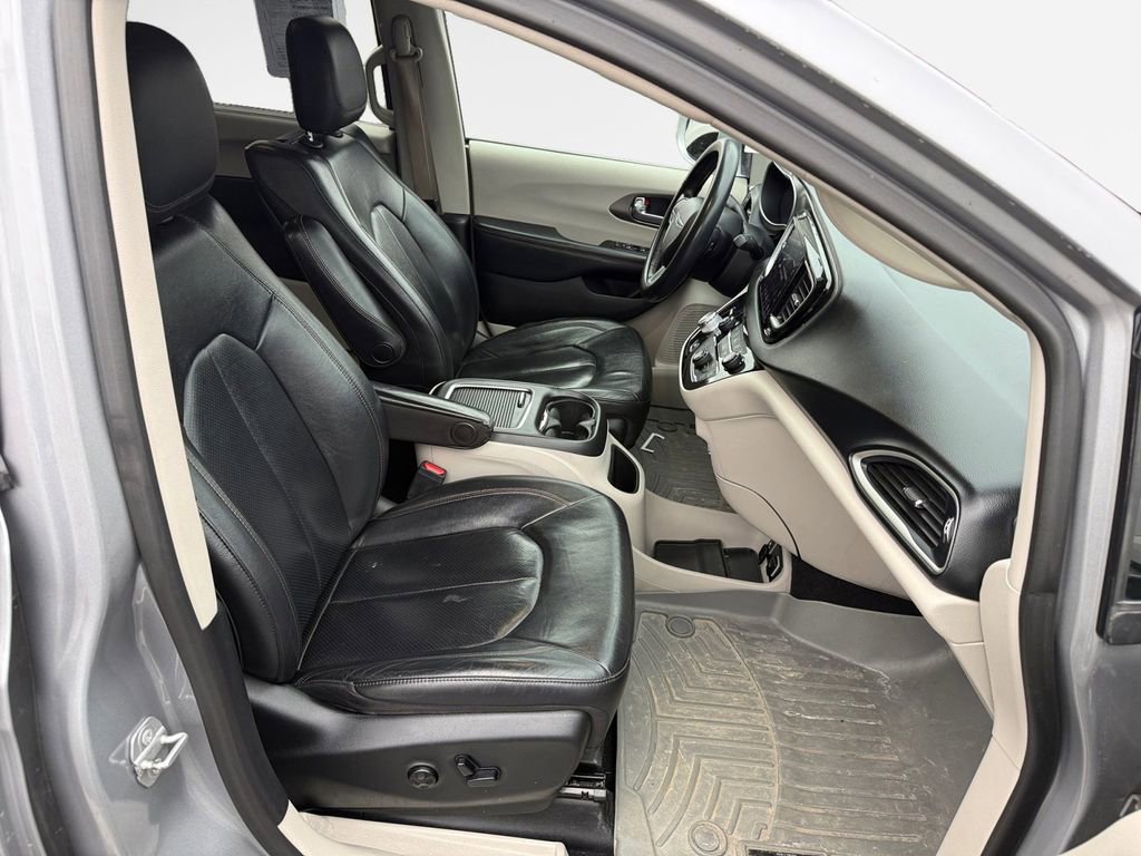 Used 2020 Chrysler Pacifica Touring-L Plus w/ Tire & Wheel Group image 25
