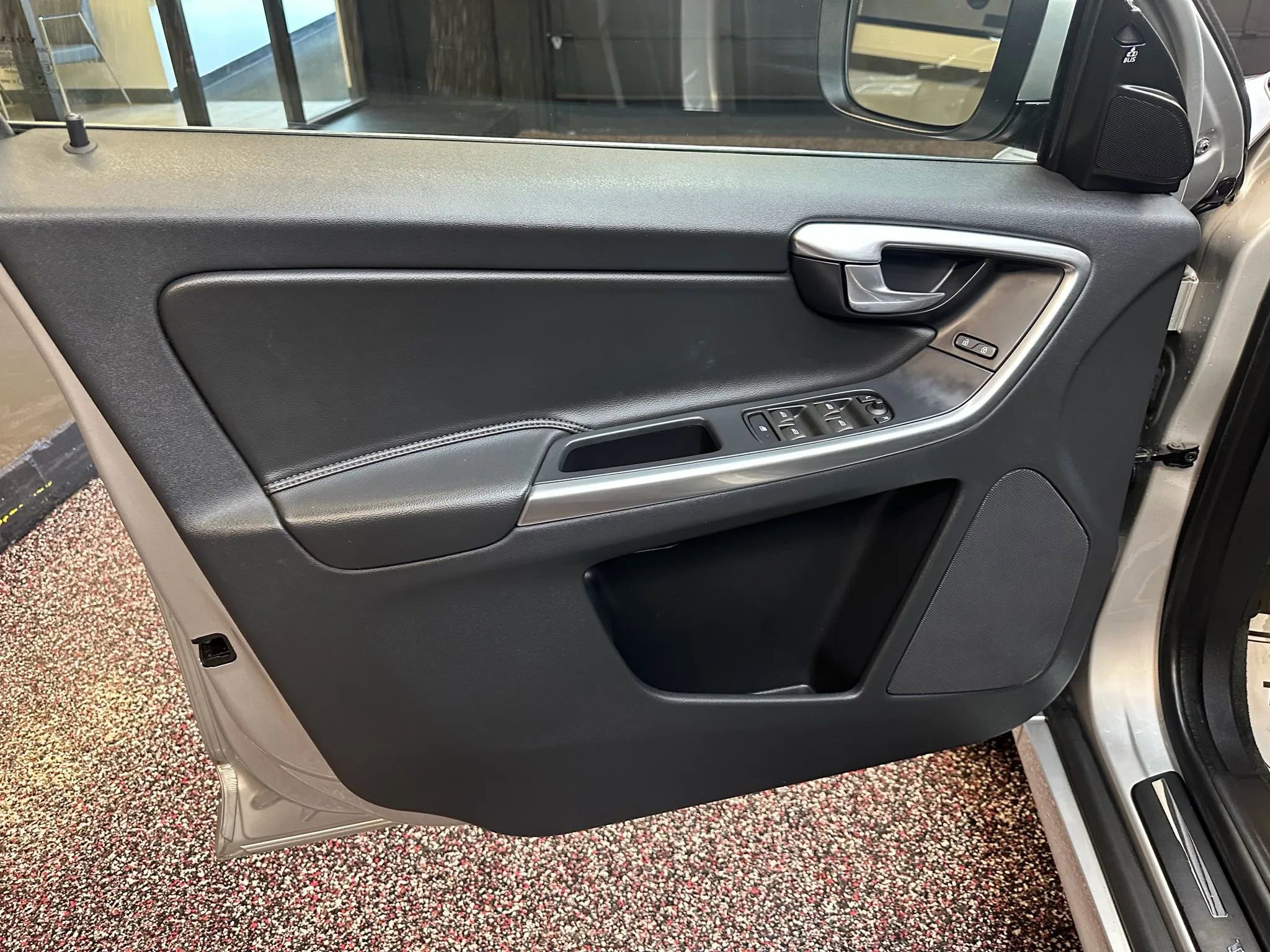 Used 2016 Volvo XC60 T6 w/ Proximity Package image 11