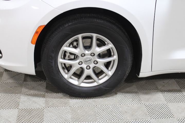 Used 2023 Chrysler Pacifica Touring-L image 38