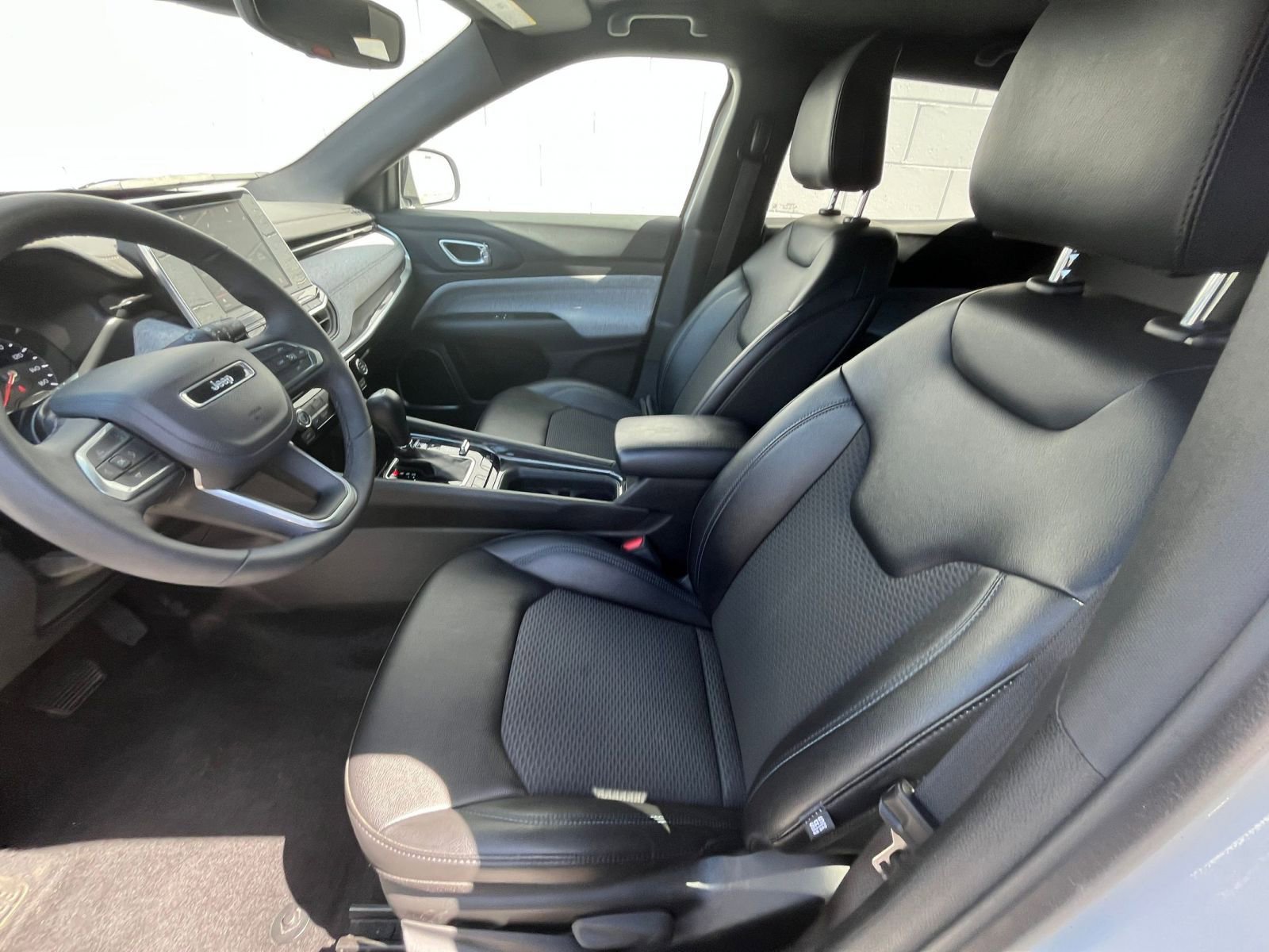 Used 2025 Jeep Compass Latitude image 27