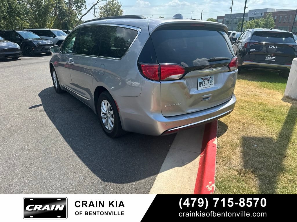 Used 2017 Chrysler Pacifica Touring-L FWD image 6