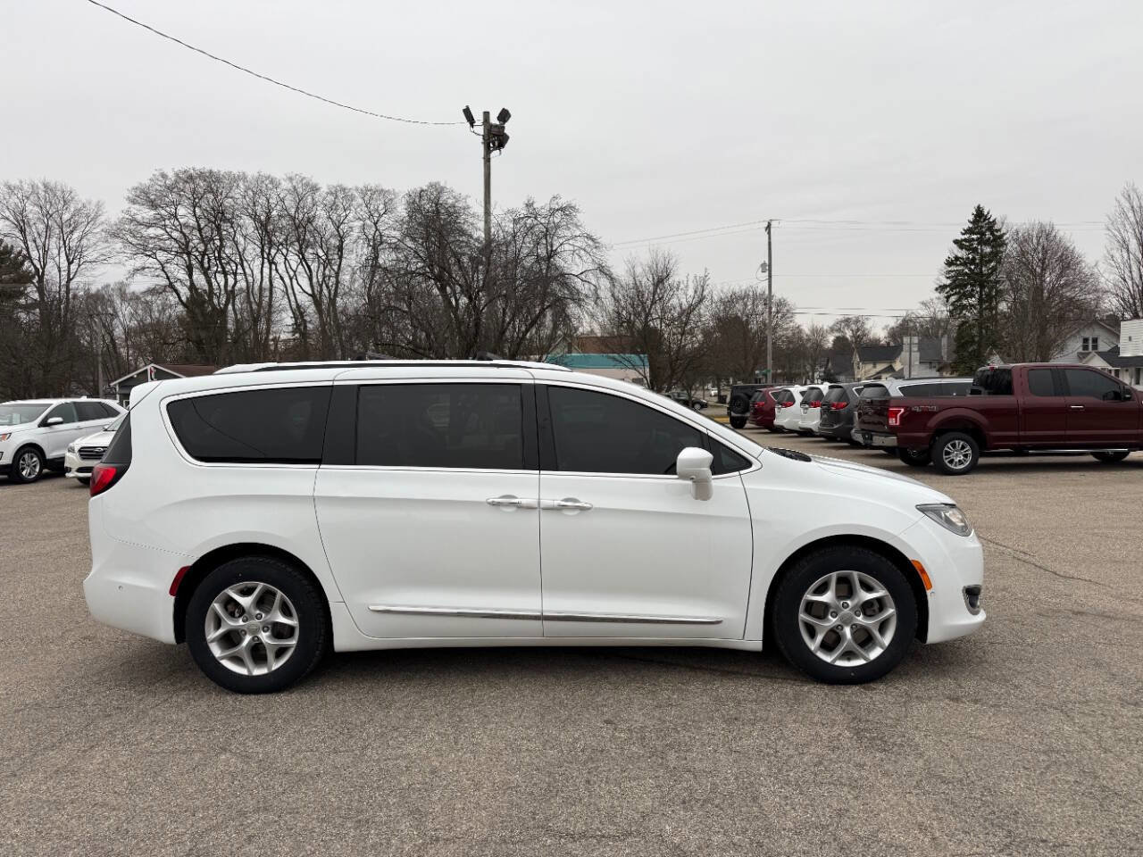 Used 2017 Chrysler Pacifica Touring-L Plus w/ Advanced Safetytec Group FWD image 6