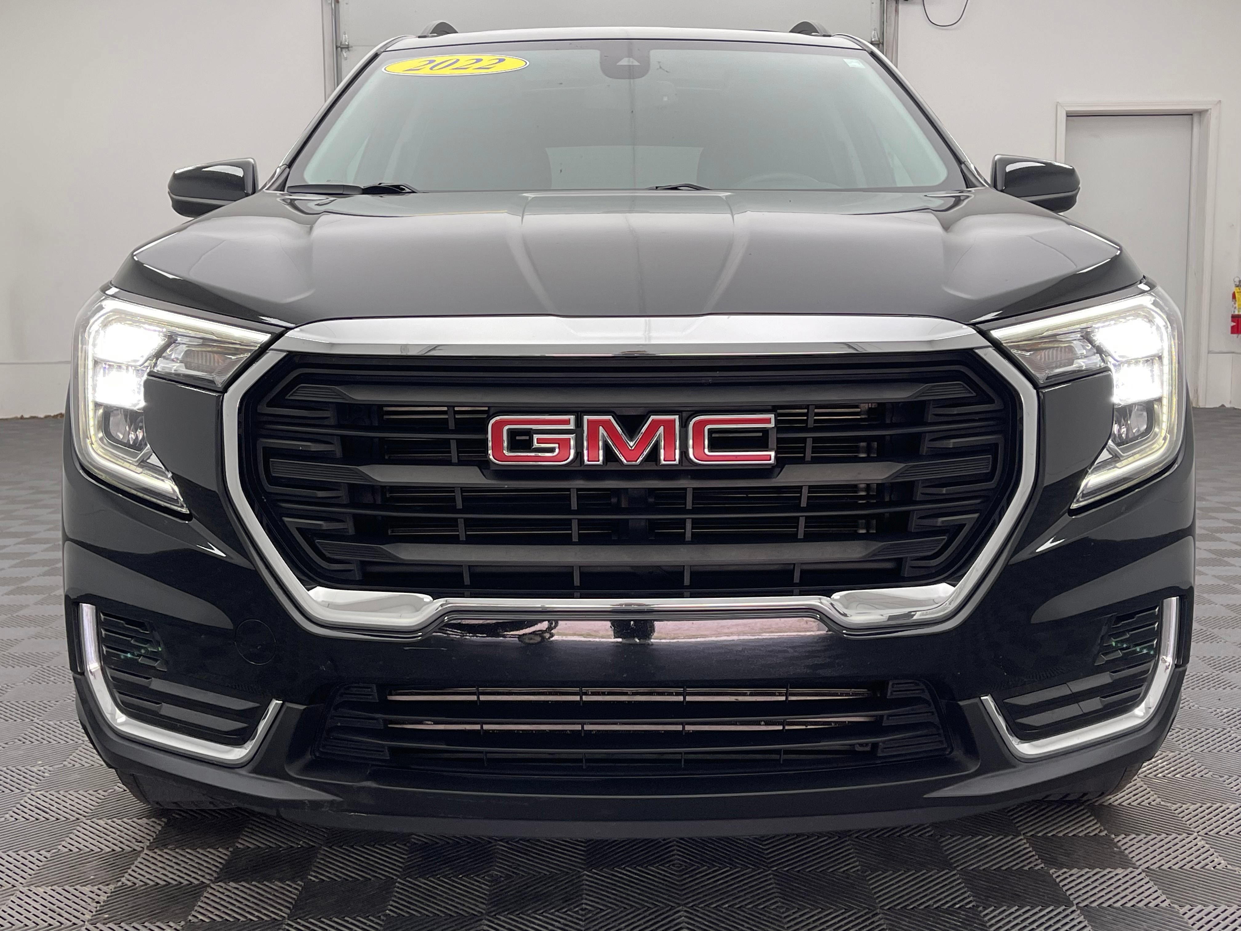 Used 2022 GMC Terrain SLE w/ Driver Convenience Package FWD image 14