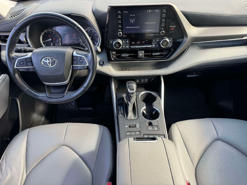 Used 2022 Toyota Highlander XLE AWD/4WD image 14