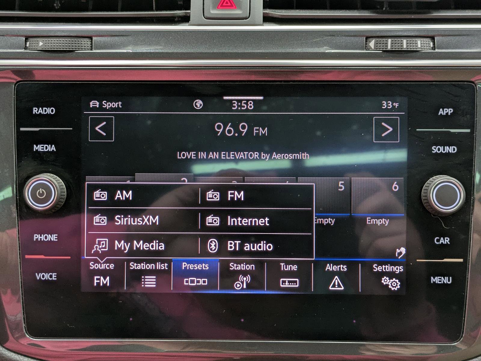 Used 2022 Volkswagen Tiguan SE image 31